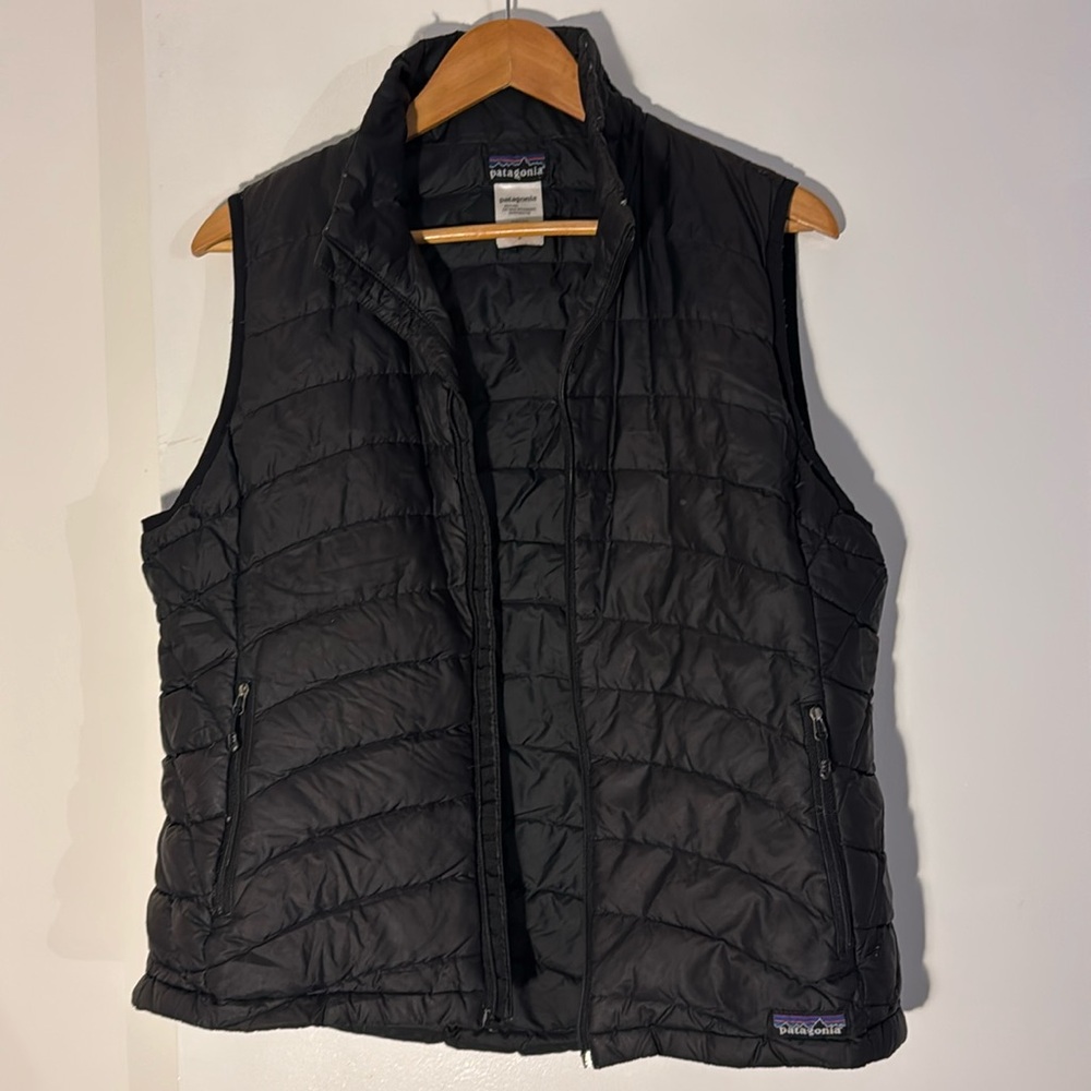 Cool Patagonia down vest 🖤